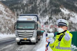 沪陕高速暴雪致封路 有司机被困25小时 关注天气变化提前准备才是王道