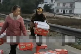 哄抢货物 叫嚣“拍照又能怎样”江西上饶货车侧翻 货物惨遭哄抢