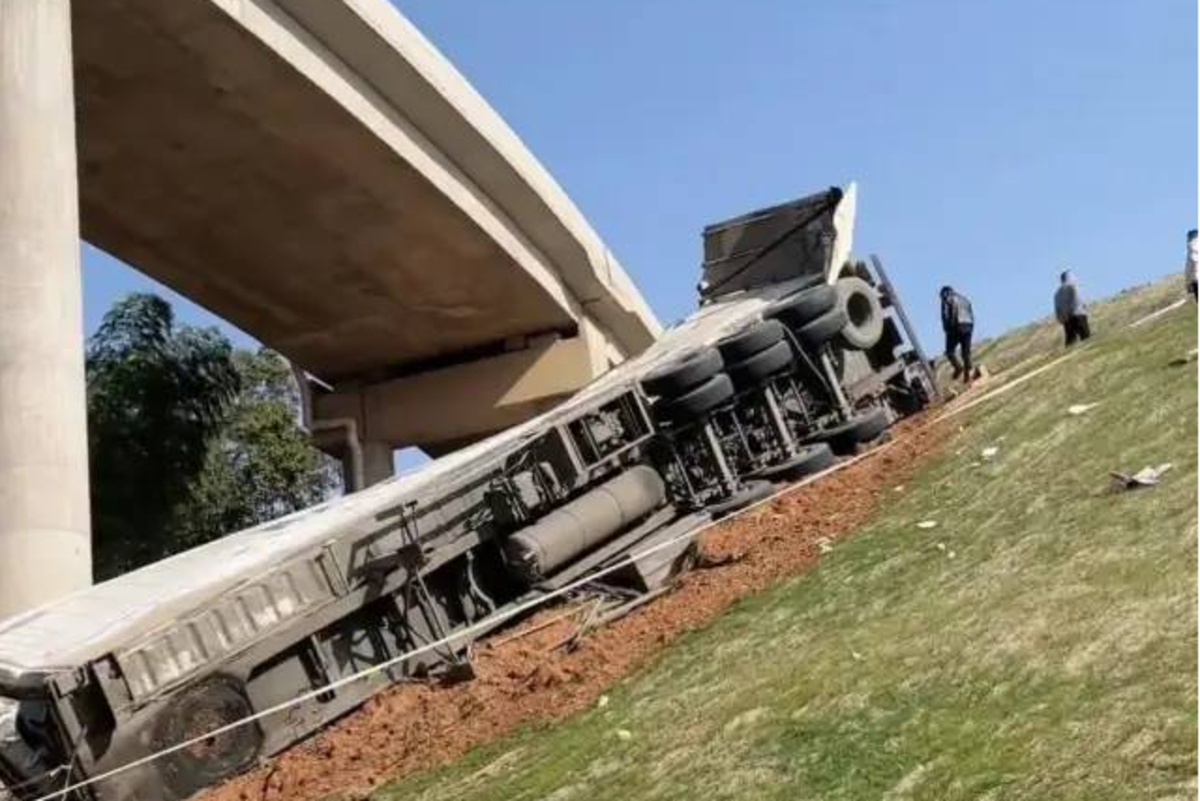 惊险！冷链运输货车从湖南一高速桥上掉落 车上有2人