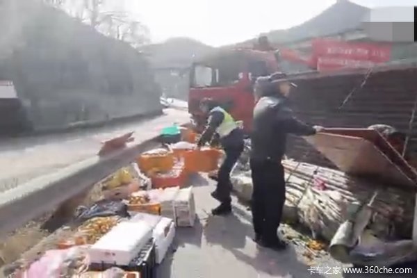 拉水果货车侧翻 公安交警快速施救保平安 保货物