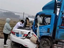 广西发生一起货车和小轿车相撞事故 轿车发生严重形变 至少2人遇难