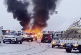 突发！甘肃兰州因降雪导致30余车相撞 部分车辆起火 有人受伤！