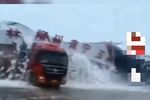 郑州大雪致物流仓库倒塌 多辆货车被砸