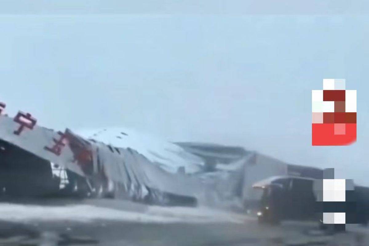 郑州大雪致物流仓库倒塌 多辆货车被砸