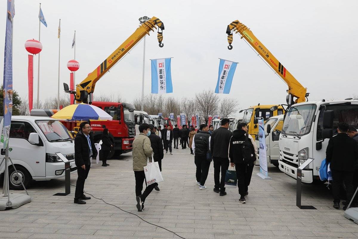 第十八届中国(梁山)专用汽车展览会开幕