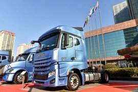 绿通车高超4米不免费 有效降高的江淮重卡低鞍座版牵引车很吃香