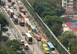 1货车与5辆旅游巴士相撞 至少75人受伤 巴士上多为老人和学生