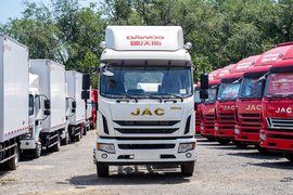 年轻VS实用 货厢最大63方 大单桥奥铃大黄蜂、德沃斯Q9快递运输你选谁