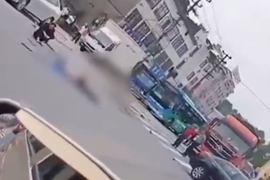 浙江衢州发生严重车祸 货车与公交车相撞 多人被甩出车外