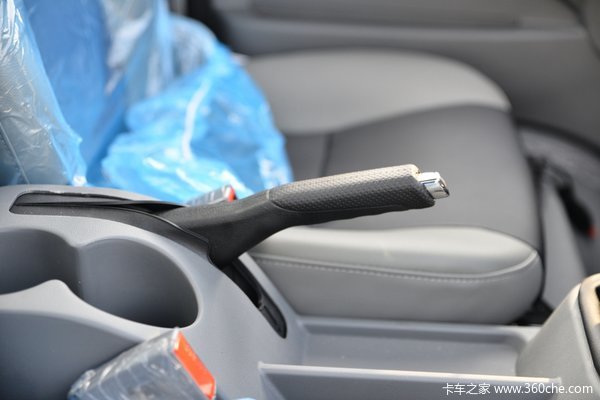 坡道停车还在挂档 快停下来！这个行为不安全还伤车