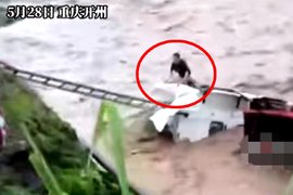 雨天路滑货车坠落河中 村民忙架梯营救