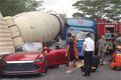 ����2�����������賵��ײ���������¹�