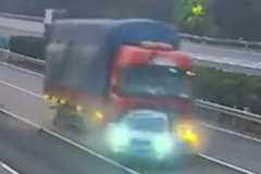 һ����绰һ��ץ��ʳ ����ײ�γ���5��