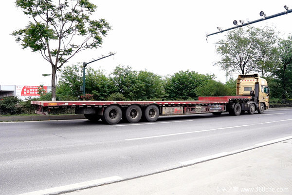 不上牌直接上路？ 实地调研17米5大板车 违规率竟然高达100%！