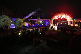 超限运输多套牌 违规装货事故多 盘点大板车引发的交通事故
