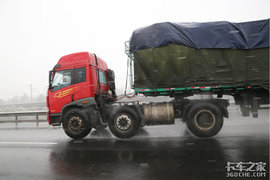 冷静应对 善用空调 良好视野很重要 雨天行车指南请收下