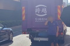 ����ײ�ˣ�����һ���������г�������ײ