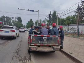 核载5人实坐9人 皮卡违法载人“驶”不得