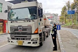 卡车魔改“一浪压过一浪” 非法改装为何难根除？