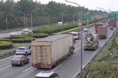 违规乱象屡禁不止 17米5大板车何时退市？
