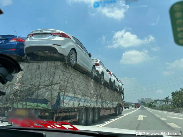 完全无视法规! 拉普货+8台轿车高速狂奔！ 17.5米大板太疯狂