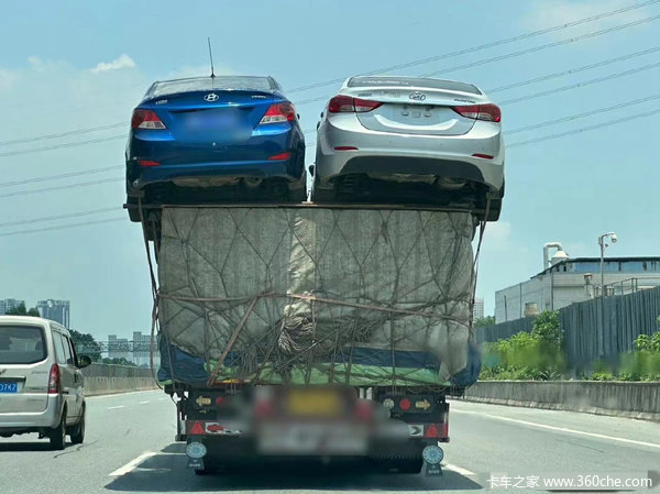 完全无视法规! 拉普货+8台轿车高速狂奔！ 17.5米大板太疯狂