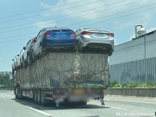 完全无视法规! 拉普货+8台轿车高速狂奔！ 17.5米大板太疯狂