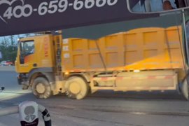 可怕!郑州大货车为了躲避超限监测在快速路上疯狂逆行