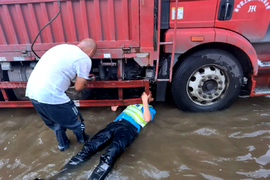 雨天多注意!河北廊坊卡友因积水陷绿化带 底盘被卡