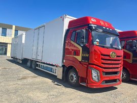 520马力配12档 解放J6V中置轴厢式列车速看 能装下125方货物!