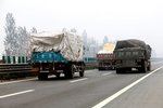 货车躲超限点疯狂逆行 举报后突然消失