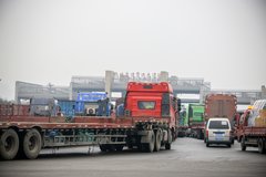 货车超载屡禁不止 问题到底出在哪？