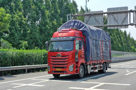 百公里油耗不到15升 六缸280马力平地板 解放J6G让卡友深深折服