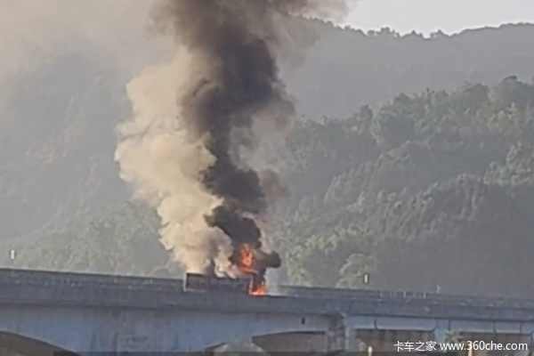 载有锂电池货车发生自燃 高速起火爆炸