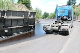 车头车厢两分家！山西卡友驶入弯道未减速发生侧翻事故