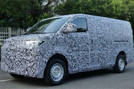 瑞驰新能源全新中面谍照爆光 车型长度或超5米!