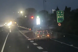 天下卡友一家亲!湖南高速上货车疑似疲劳驾驶 卡友跟车护送二十多公里