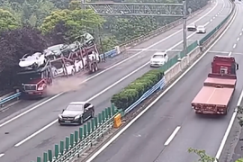 慌神了?湖北高速一小车“干翻”半挂车!