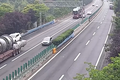 慌神了？湖北高速一小车“干翻”半挂车