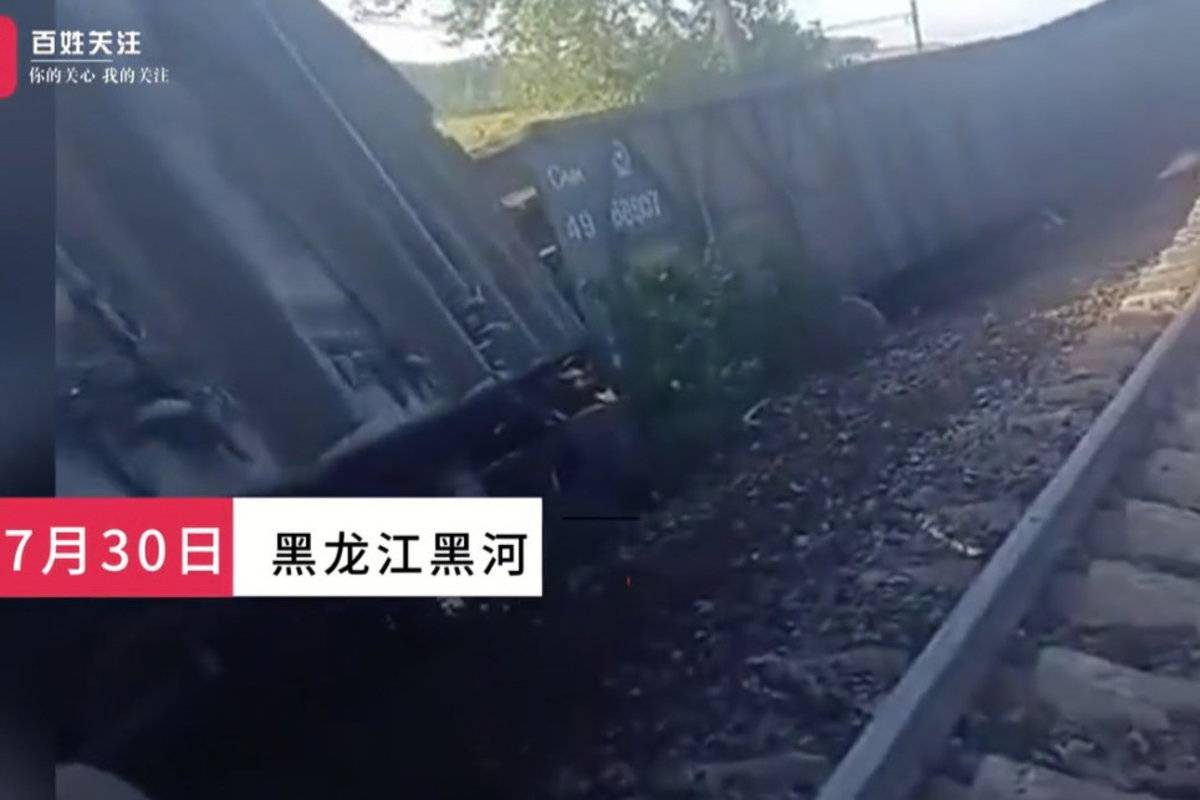 突发！甘肃靖远一卡车撞上铁路桥 致过路火车车头脱轨坠落 1人被困_杭州网