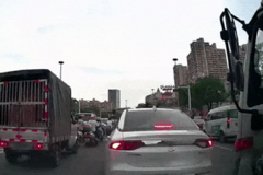 ����ײ��ѽ�����㶫��ɽһ���ѷ�·ŭ֢