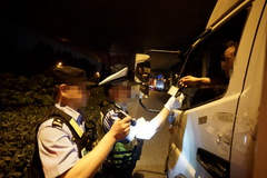 货车超载屡禁不止 问题到底出在哪？
