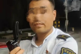 货车过磅在正常范围 副站长怀疑超吨不让上高速 交警来了也不让上