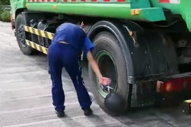 大货车轮胎鼓了一个大包 用剪刀戳破太危险！ 老司机说怎么破？