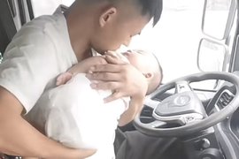 贵州单亲爸爸开货车带娃 货车变身超级摇摇车