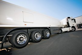 羡慕!这技术设计太妙了 让17.5米大板车也能“横着走”!