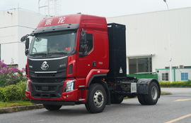 轻量省电 智能可靠！乘龙H5新能源牵引车助力港口低碳转型