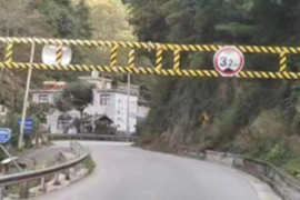 3.2米限高杆拦路 当地货车司机快倾家荡产了！