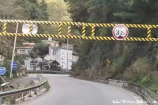 3.2米限高杆拦路 当地货车司机快倾家荡产了！
