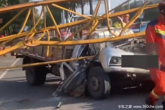 货车被50米长30吨重的塔吊砸扁！卡友竟奇迹般获救！